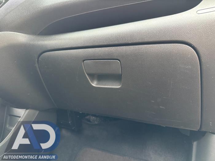 Begagnade Handskfack Opel Karl 1.0 12V Pris € 24,99 Marginaltabell erbjuds av Autodemontage Aandijk