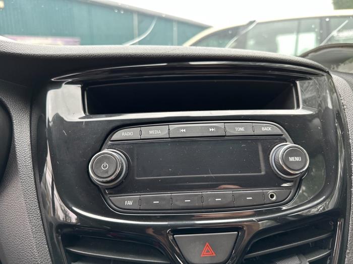Radio CD player from a Opel Karl 1.0 12V 2016