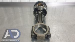 Kolben van een Volkswagen Passat Variant (3C5) 2.0 TDI 140 2008