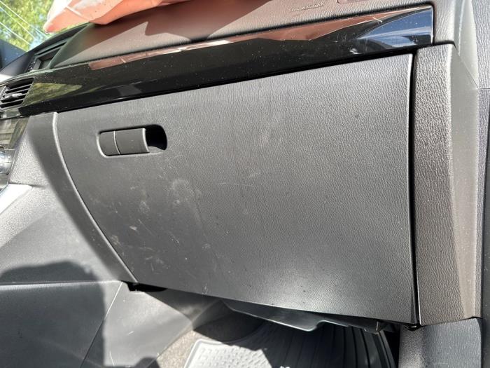 Schowek w desce rozdzielczej z Mazda CX-5 (KE,GH) 2.2 SkyActiv-D 16V 2WD 2015
