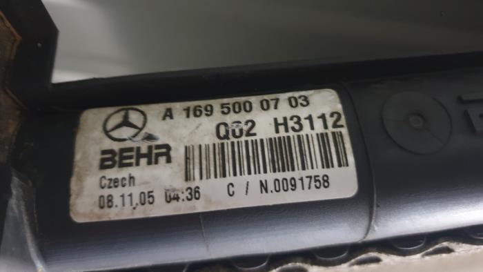 Radiator from a Mercedes-Benz B (W245,242) 2.0 B-200 16V 2006