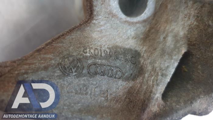 Engine mount from a Audi A4 Avant (B8) 2.0 TDI 16V 2011