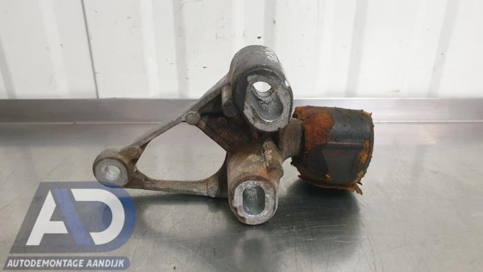 Engine mount from a Audi A4 Avant (B8) 2.0 TDI 16V 2011