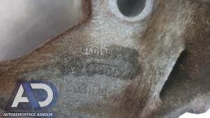 Engine mount from a Audi A4 Avant (B8) 2.0 TDI 16V 2011
