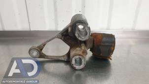 Engine mount from a Audi A4 Avant (B8) 2.0 TDI 16V 2011