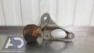 Engine mount from a Audi A4 Avant (B8) 2.0 TDI 16V 2011