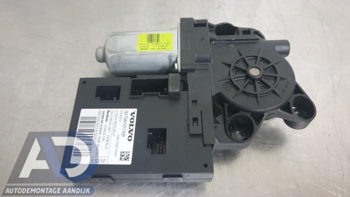 Usados Motor de ventanilla de puerta Volvo C30 (EK/MK) 2.4 D5 20V Precio € 44,99 Norma de margen ofrecido por Autodemontage Aandijk