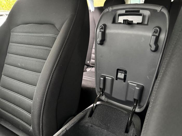 Armlehne van een Ford Mondeo V Wagon 2.0 TDCi 150 16V 2019