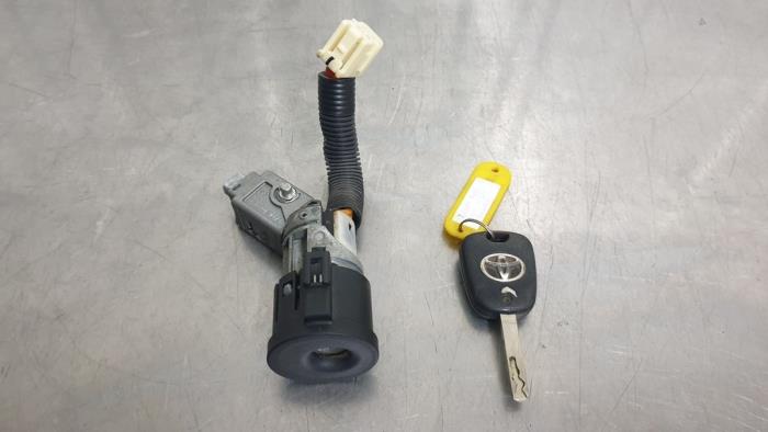 Cerradura de contacto y llave de un Toyota Aygo (B10) 1.0 12V VVT-i 2012