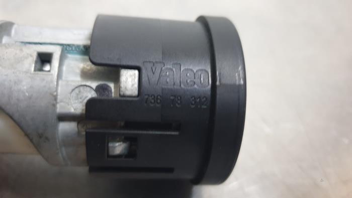 Cerradura de contacto y llave de un Toyota Aygo (B10) 1.0 12V VVT-i 2012
