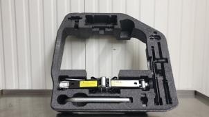 Usagé Kit d'outils Audi A4 Avant (B8) 2.0 TDI 16V Prix € 49,99 Règlement à la marge proposé par Autodemontage Aandijk