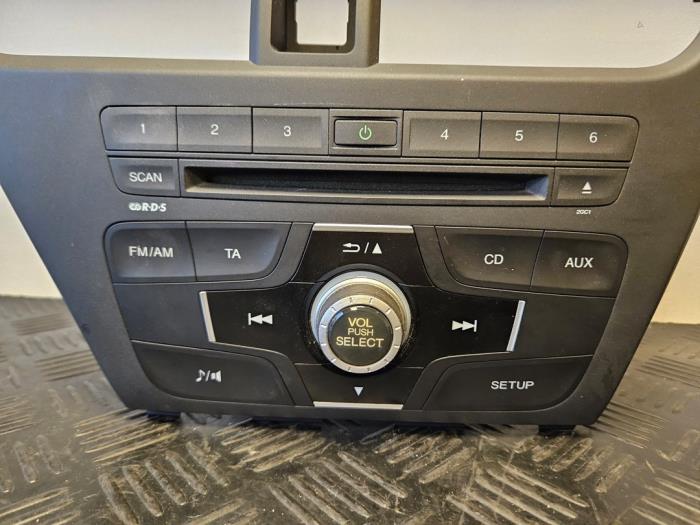 Reproductor de CD y radio de un Honda Civic (FK1/2/3) 1.4i VTEC 16V 2013