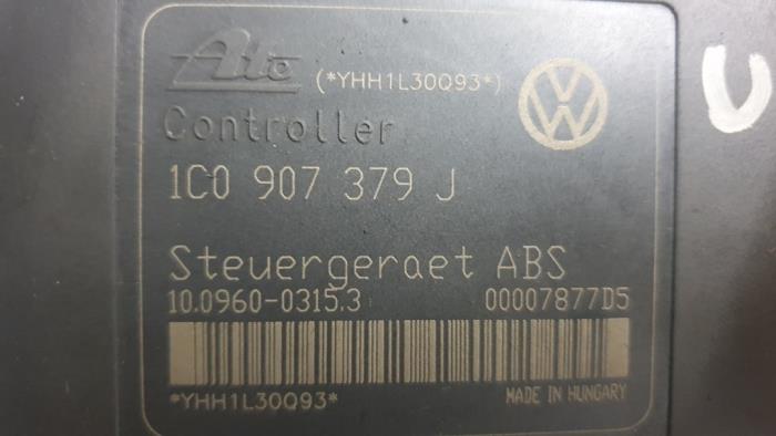 Bomba ABS de un Volkswagen Golf IV (1J1) 1.6 16V 2002