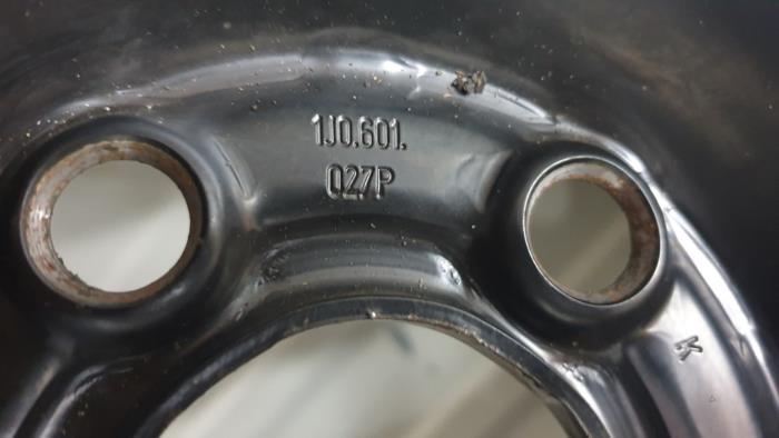 Spare wheel from a Volkswagen Golf IV (1J1) 1.6 16V 2002