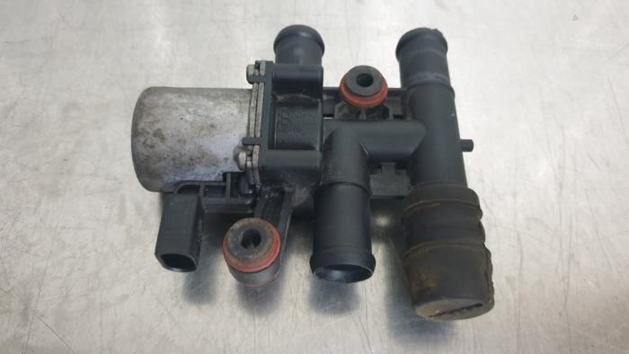 Electric heater valve from a Audi A6 (C6) 2.0 TDI 16V 2010