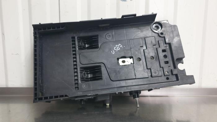 Pojemnik na akumulator z Ford Mondeo V Wagon 2.0 TDCi 150 16V 2019