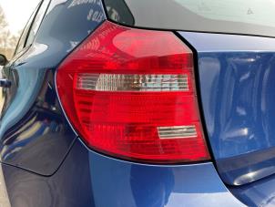 Gebrauchte Rücklicht links BMW 1 serie (E87/87N) 118i 16V Preis € 39,99 Margenregelung angeboten von Autodemontage Aandijk