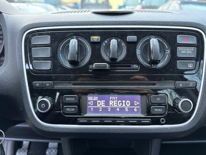 Reproductor de CD y radio de un Volkswagen Up! (121) 1.0 12V 60 2014