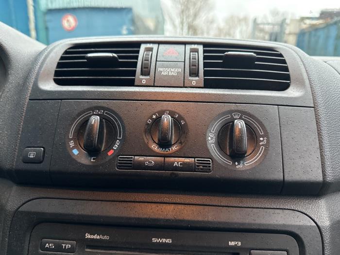 Heater control panel from a Skoda Roomster (5J) 1.2 TSI 2011