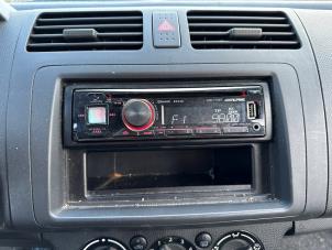 Usados Reproductor de CD y radio Suzuki Swift (ZA/ZC/ZD1/2/3/9) 1.3 VVT 16V Precio € 29,99 Norma de margen ofrecido por Autodemontage Aandijk