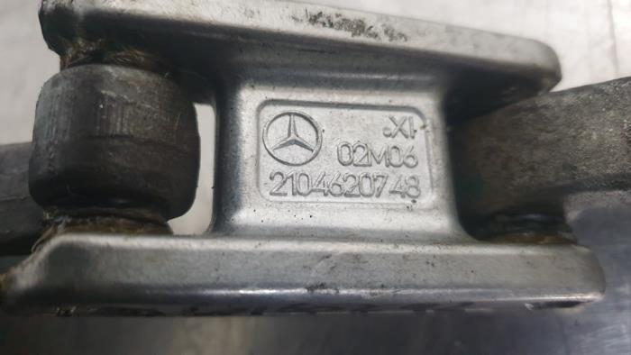 Joint de cardan T-As d'un Mercedes-Benz E (W211) 3.2 E-320 CDI 24V 2004
