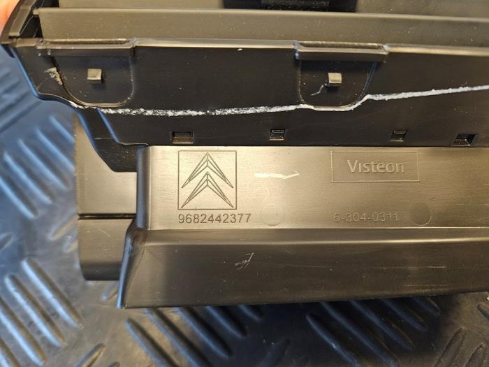 Dashboard vent from a Citroën C5 III Tourer (RW) 1.6 HDi 16V 115 2015