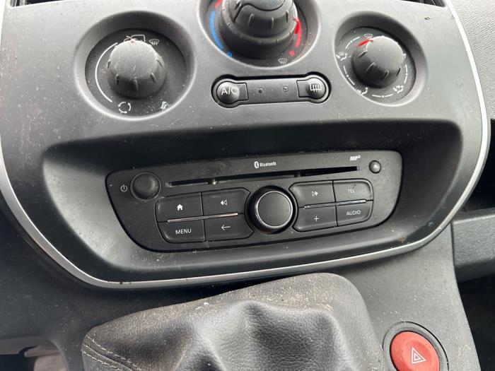 Radio CD player from a Renault Kangoo Express (FW) 1.5 dCi 75 FAP 2019