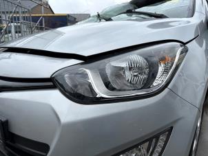 Usagé Phare gauche Hyundai i20 1.2i 16V Prix € 149,99 Règlement à la marge proposé par Autodemontage Aandijk