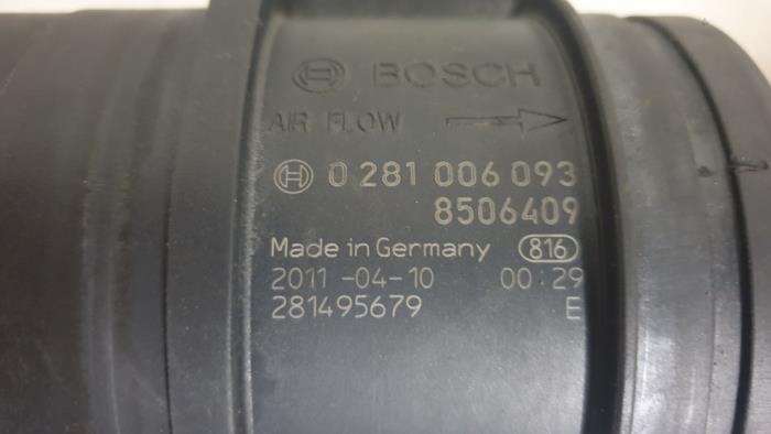 Air mass meter from a BMW 3 serie (E90) 320d 16V 2011