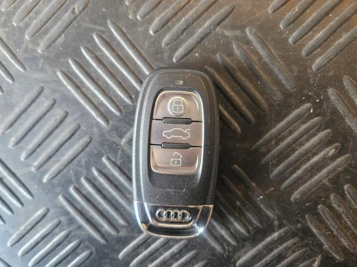 Key from a Audi Q5 (8RB) 3.0 TDI V6 24V Clean Diesel Quattro 2016
