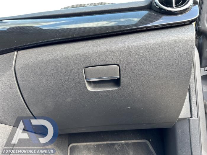 Begagnade Handskfack Mercedes B (W246/W242) 1.6 B-180 BlueEFFICIENCY Turbo 16V Pris € 39,99 Marginaltabell erbjuds av Autodemontage Aandijk
