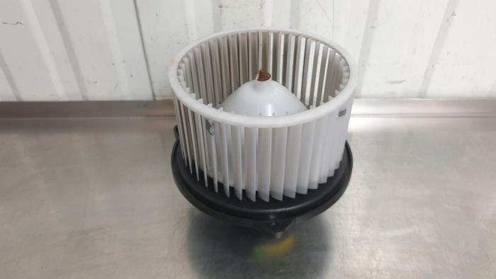 Heating and ventilation fan motor from a Hyundai i10 (F5) 1.1i 12V 2012