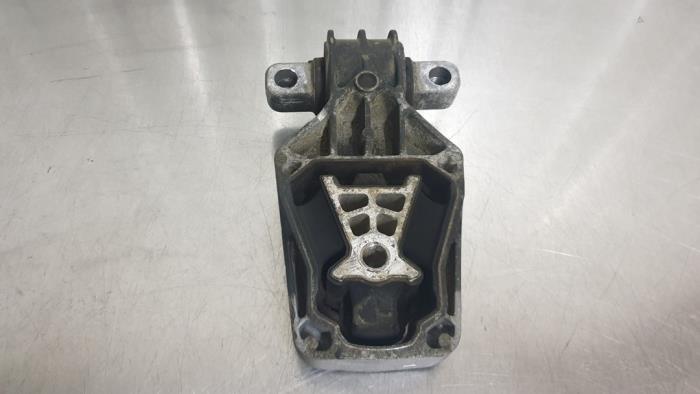 Gearbox mount from a Mercedes-Benz B (W246,242) 1.6 B-180 BlueEFFICIENCY Turbo 16V 2014