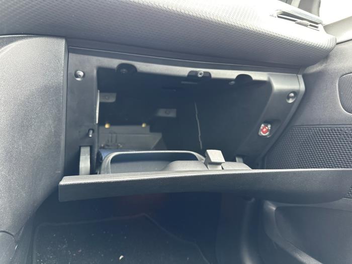 Glovebox from a Peugeot 208 I (CA/CC/CK/CL) 1.2 12V e-THP PureTech 110 2016