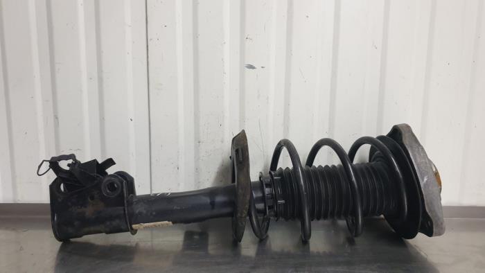 Front shock absorber rod, left from a Mercedes-Benz B (W246,242) 1.6 B-180 BlueEFFICIENCY Turbo 16V 2014