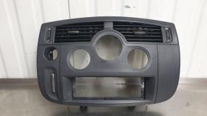 Używane Kratka wentylacyjna deski rozdzielczej Renault Scénic II (JM) 1.5 dCi 100 Cena € 34,99 Procedura marży oferowane przez Autodemontage Aandijk