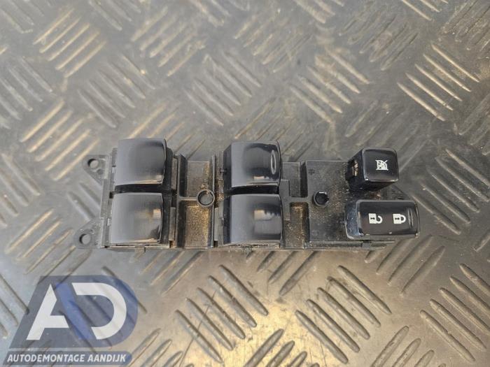 Usados Interruptor combinado de ventanillas Mitsubishi Outlander (GF/GG) 2.0 16V 4x2 Precio € 39,99 Norma de margen ofrecido por Autodemontage Aandijk