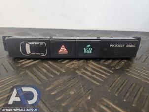 Usados Interruptor de luz de pánico Mitsubishi Outlander (GF/GG) 2.0 16V 4x2 Precio € 19,99 Norma de margen ofrecido por Autodemontage Aandijk