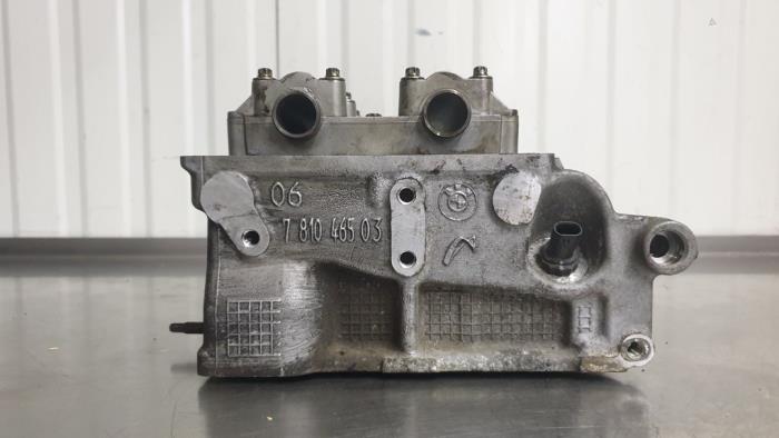 Cylinder head from a BMW 3 serie (E90) 320d 16V 2011