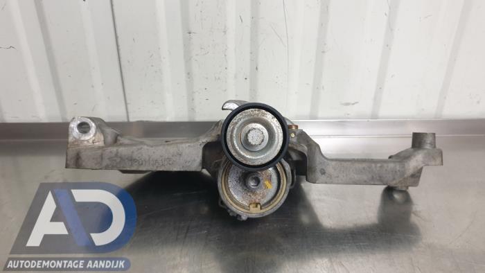 Usagé Support dynamo bas Citroen C3 (SX/SW) 1.2 12V e-THP PureTech 110 Prix € 44,99 Règlement à la marge proposé par Autodemontage Aandijk
