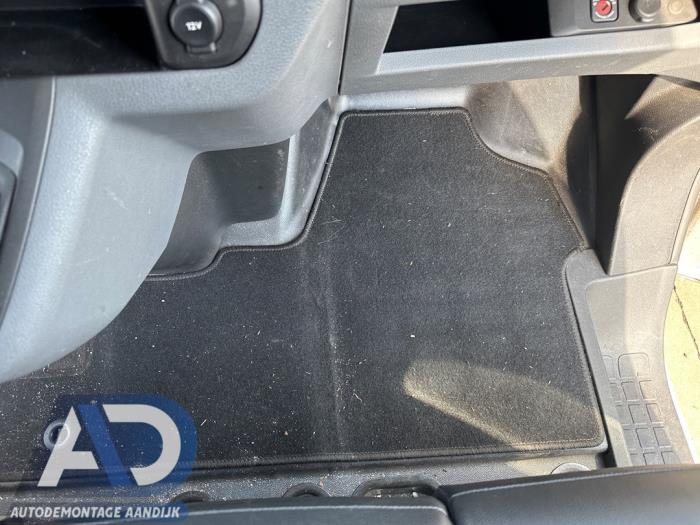 Gebrauchte Matten Set Opel Vivaro 1.5 CDTI 102 Preis € 42,34 Mit Mehrwertsteuer angeboten von Autodemontage Aandijk