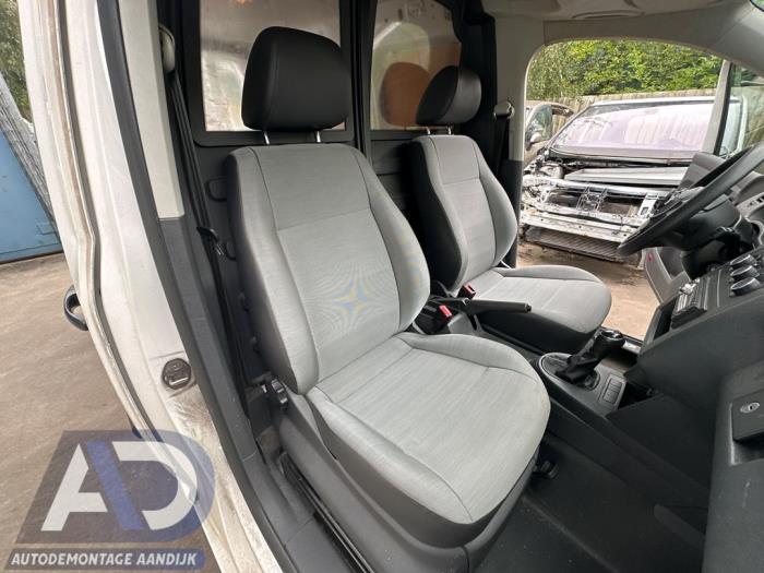 Używane Fotel prawy Volkswagen Caddy III (2KA,2KH,2CA,2CH) 1.6 TDI 16V Cena € 199,99 Procedura marży oferowane przez Autodemontage Aandijk