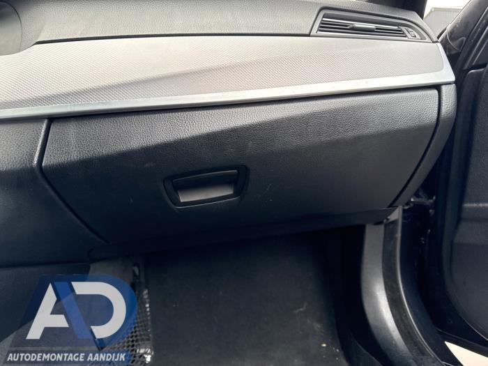 Begagnade Handskfack BMW 5 serie Touring (F11) 535d 24V Pris € 34,99 Marginaltabell erbjuds av Autodemontage Aandijk