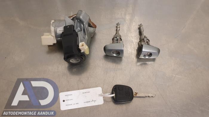 Używane Stacyjka + Kluczyk Toyota Yaris II (P9) 1.3 16V VVT-i Cena € 49,99 Procedura marży oferowane przez Autodemontage Aandijk