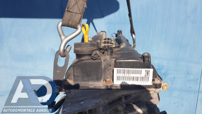 Ventildeckel van een Suzuki Swift (ZA/ZC/ZD) 1.2 16V 2012