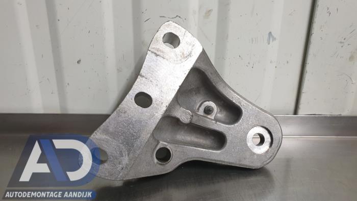 Engine mount from a Skoda Fabia II (5J) 1.2 TSI 2014