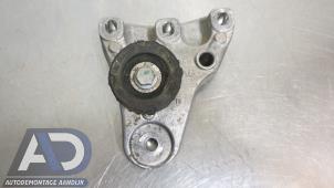 Engine mount from a Skoda Fabia II (5J) 1.2 TSI 2014