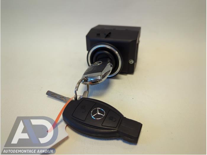 Używane Stacyjka + Kluczyk Mercedes C Combi AMG (S203) 5.4 C-55 AMG V8 24V Cena € 149,99 Procedura marży oferowane przez Autodemontage Aandijk