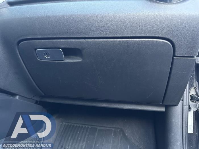 Begagnade Handskfack Audi A1 (8X1/8XK) 1.4 TFSI 16V 122 Pris € 29,99 Marginaltabell erbjuds av Autodemontage Aandijk