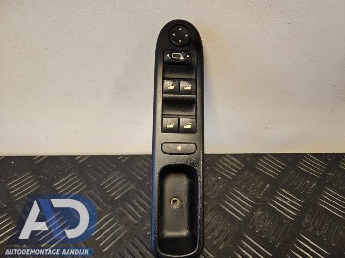 Usados Interruptor combinado de ventanillas Peugeot 307 SW (3H) 1.6 HDiF 110 16V Precio € 34,99 Norma de margen ofrecido por Autodemontage Aandijk